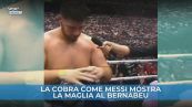 La Cobra mostra la maglia di Messi al Bernabeu