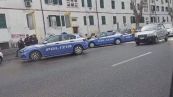 Lancio di bottiglie piene di conserve sui poliziotti di una volante