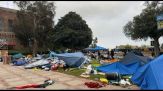 La polizia sgombera l'accampamento all'UCLA, manifestanti arrestati