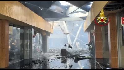 Vasto incendio in un centro commerciale a Palermo