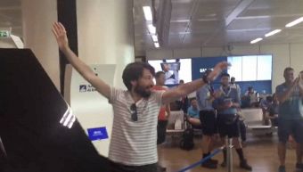 Comico famoso finge di saper suonare: il video su TikTok