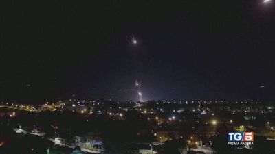 Israele verso l'attacco, Iran chiude aeroporti