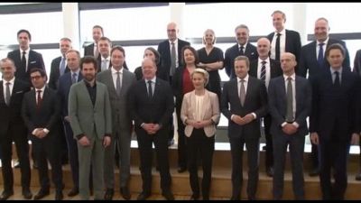 Ue, Von der Leyen incontra i rappresentanti del settore auto