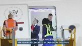 Macron e "lo schiaffo" della moglie Brigitte sull'aereo