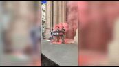 Blitz Palestina Libera a Milano: vernice rossa sulla Banca Jp Morgan