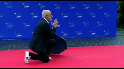 Rama si inginocchia a Meloni sul tappeto rosso del vertice Cpe