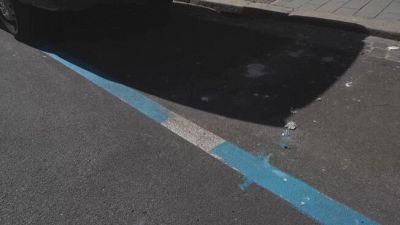 Roma, parcheggia l'auto sulle strisce bianche che poi diventano blu