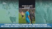 Invade il campo, ma poi…