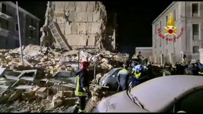 Palazzina di cinque piani crollata a Bari, si cerca una donna