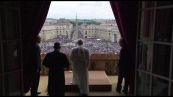 Il momento in cui il Papa si affaccia a San Pietro per Regina Caeli