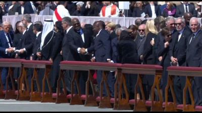 Funerali Papa, la stretta di mano tra Trump e Macron in piazza