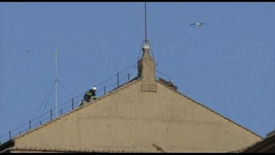 Conclave, prove di fumata sulla Sistina. Montato il comignolo