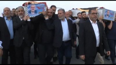 A Doha arriva il feretro di Ismail Haniyeh, il lutto della moglie Amal