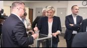 Europee, Marine Le Pen vota al seggio elettorale di Hénin-Beaumont