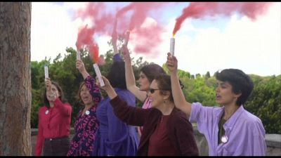 Roma, delle donne lanciano la "fumata rosa" mentre inizia il Conclave