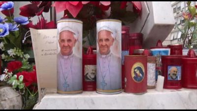 Papa, gli auguri della gente: "Guarisci, abbiamo bisogno di te"