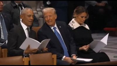 Usa, Obama ride mentre Trump gli parla ai funerali di Carter