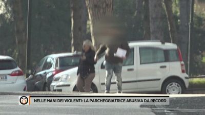 Nelle mani dei violenti: la parcheggiatrice abusiva da record