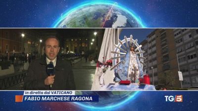 Papa Francesco stabile, rosari e veglie per lui