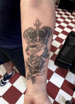 Focacci Tattoo & Piercing - Corona e rosa tattoo