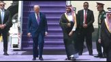Il principe ereditario saudita bin Salman accoglie Trump a Riad