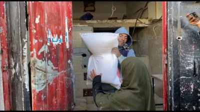 Gaza, l'UNRWA distribuisce aiuti alle famiglie a Khan Yunis