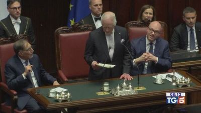 Carlo III alle Camere e vede Papa Francesco