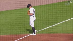 Baseball con pausa-gioco: i fratelli-avversari Jung giocano a tris tra un inning e l'altro