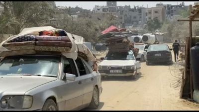 Palestinesi in fuga da Khan Younis, 30 morti a Deir el-Balah