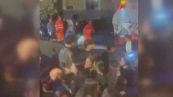 Difende le figlie, il branco lo massacra, il camion lo investe