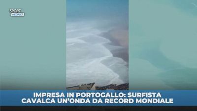 Surfista vince il record mondiale cavalcando un'onda mai vista