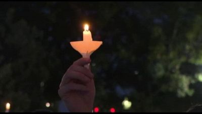 Una veglia per ricordare oltre 100 vittime delle inondazioni in Texas