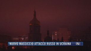 Breaking News delle 21.30 | Nuovo massiccio attacco russo in Ucraina