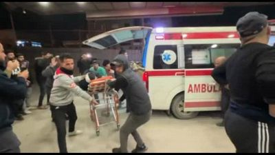 Attacchi israeliani a Khan Yunis, la corsa con i feriti in ospedale