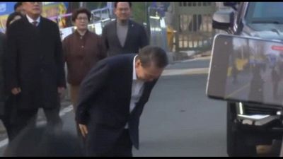 Sud Corea, il presidente deposto Yoon scarcerato. Acclamato dalla folla