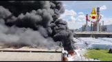 A Mantova incendio in azienda chimica, densa colonna di fumo nero