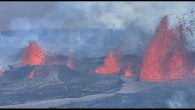 In Islanda fan di curiosi per l'eruzione a Sundhnukagigar