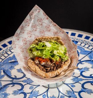 Gerusalem Kebab 1991. Oltre trenta anni di storia in un panino con carne di Manzo Angus, verdure fresche e salse artigianali.