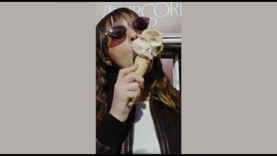 Sanremo, Sarah Toscano conquista con la dolcezza la Gelateria Amarcord