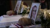 Funerali di due sorelle adolescenti morte in attacco russo a Kiev