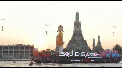 Manca poco a "Squid Game II": bambola gigante sul fiume di Bangkok