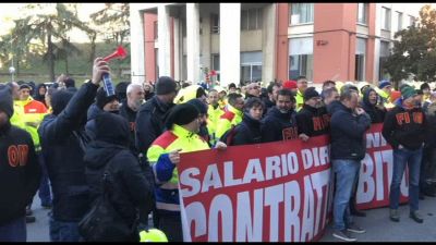 Protesta operai Ansaldo Energia all'assemblea Confindustria a Genova