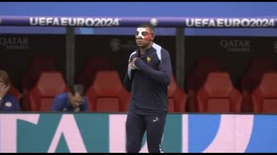 Mbappé scende in campo e si allena con la maschera tricolore