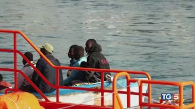 Migranti, Sea Watch 5 fermata dal Viminale
