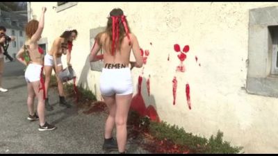 Femen in azione a Notre-Dame de Bétharram: "Bayrou dimettiti"