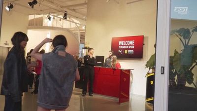 Evento Ferrari a Maranello con Hamilton e Leclerc. Moda ed entusiasmo
