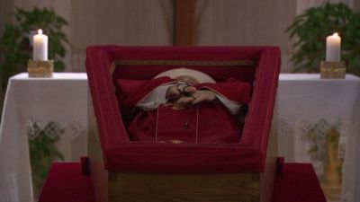 Veste rossa, rosario e la mitra, preghiere per il Papa a Santa Marta