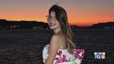 Accoltellata in strada dall'ex fidanzato