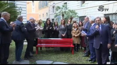 Femminicidio, inaugurata la panchina rossa al Senato