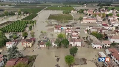 Traversara in ginocchio il fiume esonda ancora